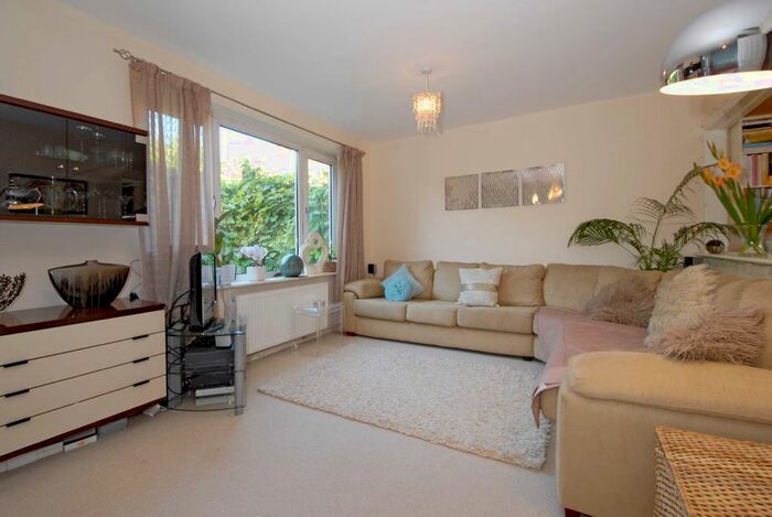 4 Bedroom Semi-Detached House To Rent In Thurlestone Road, London, SE27