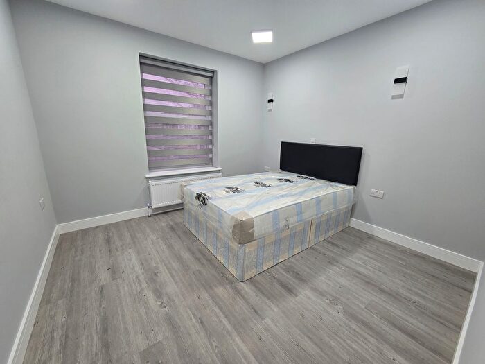 3 Bedroom Flat To Rent In Durnsford Road, Southfields, South West London, SW19