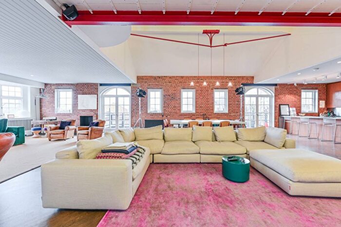 3 Bedroom Flat To Rent In Battersea High Street, Battersea, London, SW11