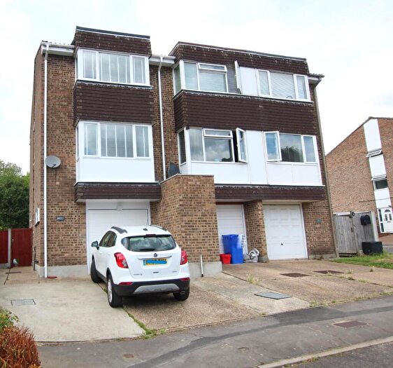 3 Bedroom Town House To Rent In Regency Court, Brentwood, Essex, CM14