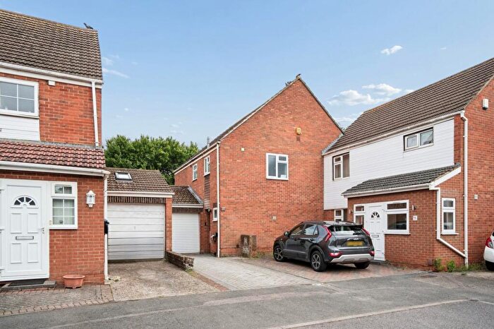 4 Bedroom Semi-Detached House For Sale In Rochfords Gardens, Slough, SL2