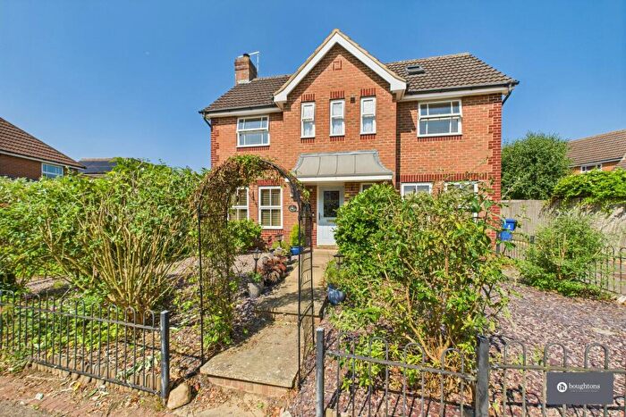 4 Bedroom Detached House For Sale In Wren Close, Brackley, NN13