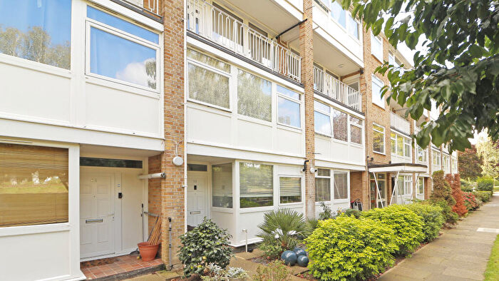 3 Bedroom Maisonette For Sale In Tarnwood Park, London, SE9