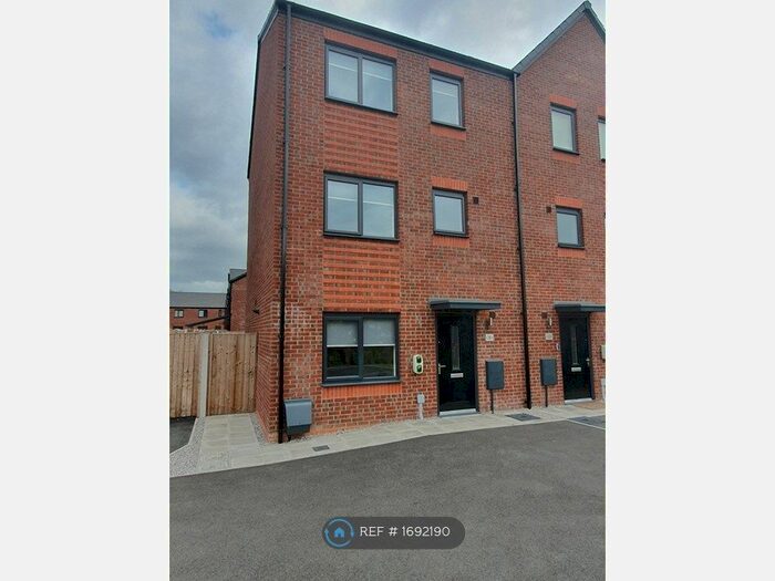 4 Bedroom Semi-Detached House To Rent In William Chadwick Close, Manchester, M40