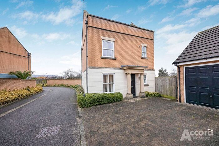 4 Bedroom Detached House For Sale In Wood View Mews, Romford, RM1