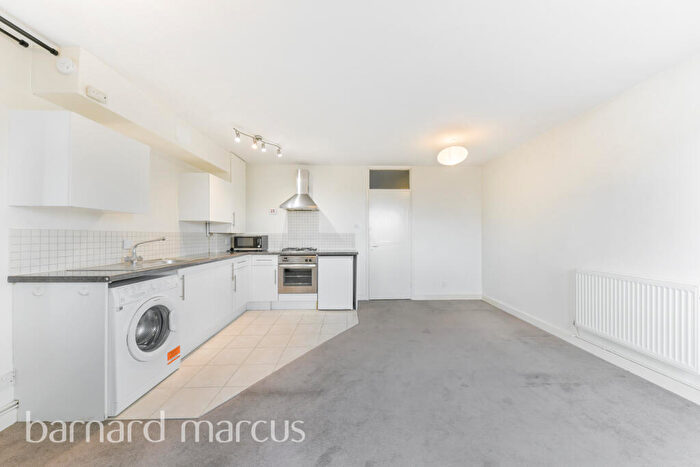 Flat To Rent In Parkgate Road, London, SW11