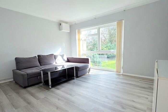 1 Bedroom Flat For Sale In Hogarth Court, Steeplands, Bushey, WD23