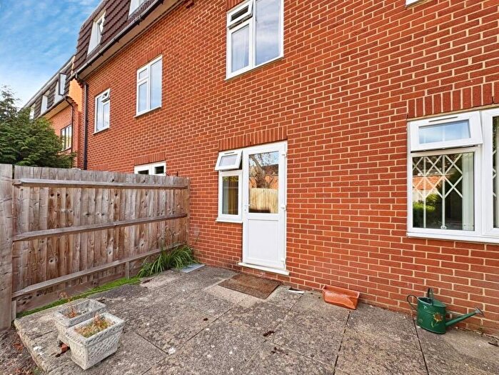 2 Bedroom Flat To Rent In Park Road, Camberley, Surrey, GU15