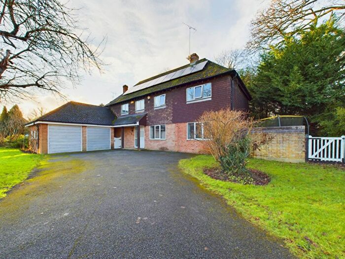 4 Bedroom Detached House For Sale In Meadoway, Stone, Aylesbury, HP17