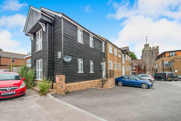 2 Bedroom Flat To Rent In High Street, Sittingbourne, Kent, ME10