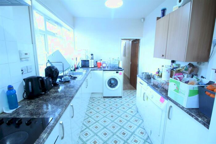 5 Bedroom Semi-Detached House To Rent In **&#;pppw** Broadgate, Beeston, NG9