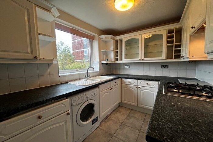3 Bedroom Flat To Rent In Holly Mount, Birmingham, B16