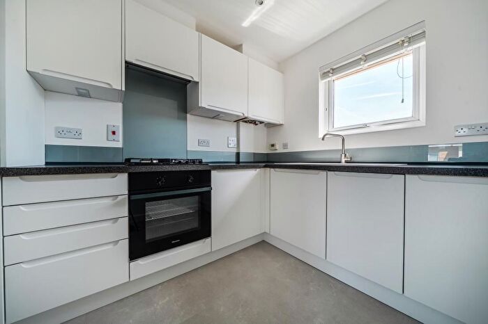 1 Bedroom Flat For Sale In Kennet Island, Berkshire, RG2