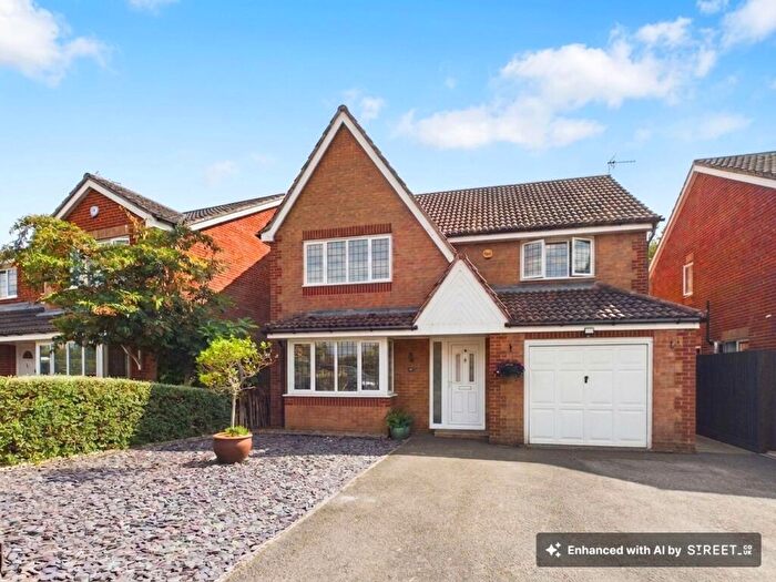 4 Bedroom Detached House For Sale In The Smithy, Bramley, RG26