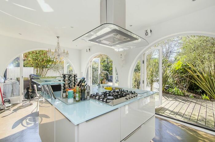 3 Bedroom Flat To Rent In Keswick Road, London, SW15