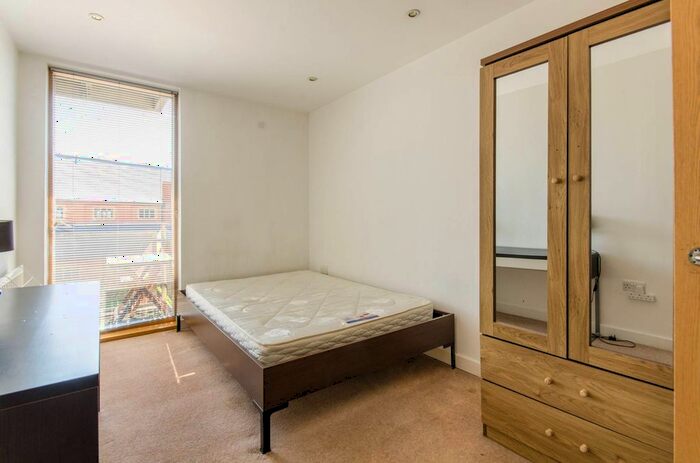 2 Bedroom Flat For Sale In High Road, Wood Green, London, N22