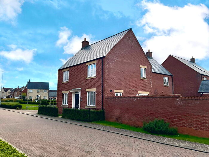 3 Bedroom Semi Detached House For Sale In Delamere Close, Desborough, Kettering, NN14