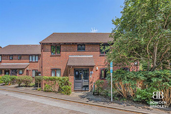 2 Bedroom Flat For Sale In Davids Way, Hainault, IG6