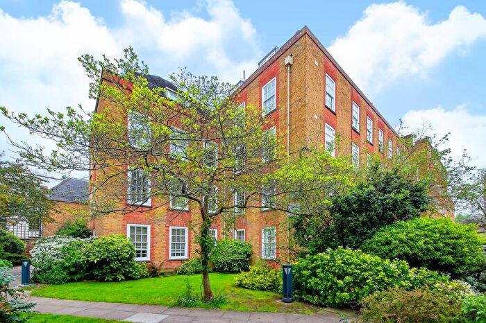 1 Bedroom Flat For Sale In Winfield House, Vicarage Crescent, SW11