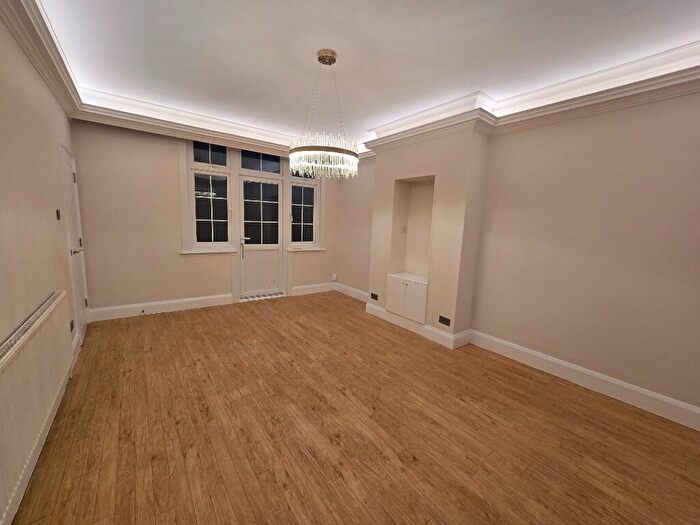 3 Bedroom Flat To Rent In Woodstock Avenue, London, NW11