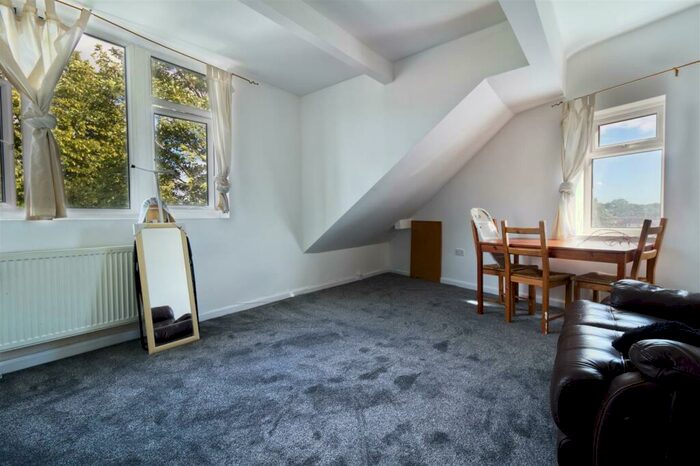 10 Bedroom House To Rent In North Grange Mount, Hyde Park, Leeds, LS6