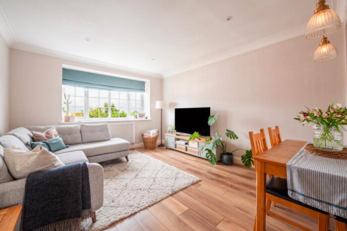 2 Bedroom Flat For Sale In Grosvenor Court, Guildford, Surrey, GU4