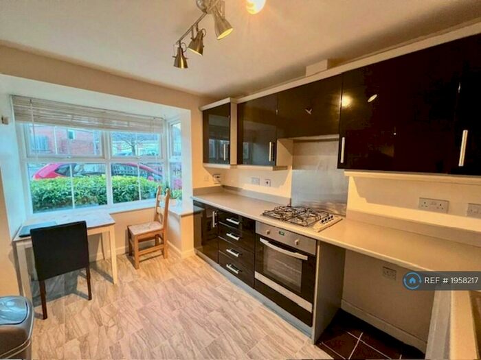 4 Bedroom Semi-Detached House To Rent In Rosedene Close, Barnsley, S70