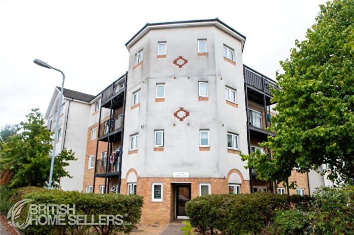 2 Bedroom Apartment For Sale In Enstone Road, Enfield, EN3
