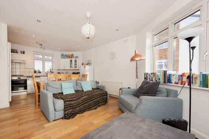 4 Bedroom Flat To Rent In Crescent Lane, London, SW4