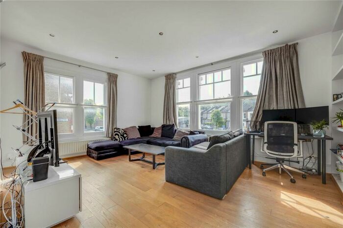 3 Bedroom Flat To Rent In Hearnville Road, London, SW12