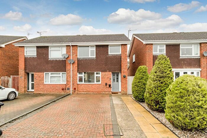 3 Bedroom Semi Detached House For Sale In Goldsmith Drive, Newport Pagnell, MK16