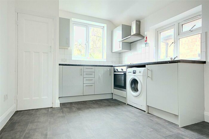2 Bedroom Maisonette To Rent In Hertford Road, Enfield, Middlesex, EN3