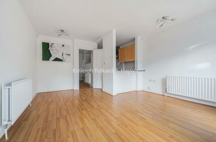 4 Bedroom House To Rent In St. Johns Close London, N14