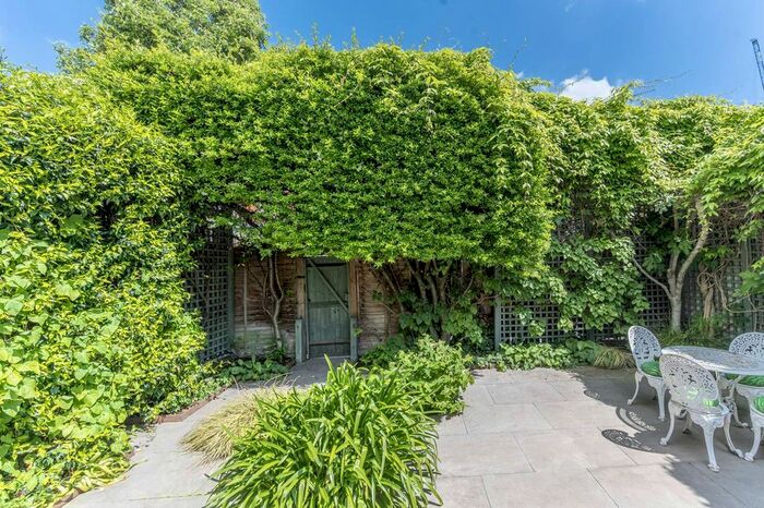 4 Bedroom Flat To Rent In Pooles Lane, Chelsea, London, SW10