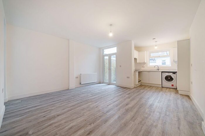 2 Bedroom Flat To Rent In Croydon Road, Beckenham, BR3