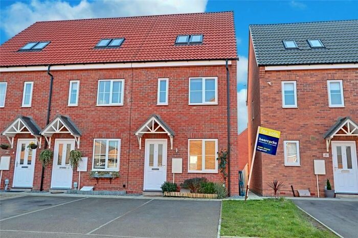 3 Bedroom End Of Terrace House To Rent In Brockwell Park, Kingswood, Hull, East Riding Of Yorkshire, Uk, HU7