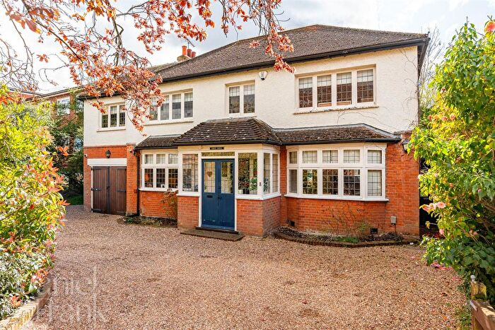 4 Bedroom Detached House For Sale In Ollards Grove, Loughton, IG10