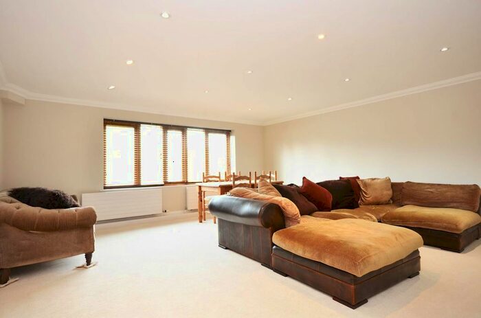 1 Bedroom Flat To Rent In Millbrook, Guildford, GU1