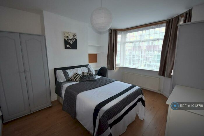 4 Bedroom Semi-Detached House To Rent In Honeysuckle Road, Southampton, SO16