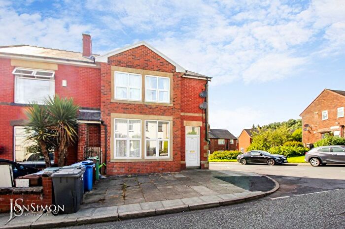 2 Bedroom Flat For Sale In Walmersley Old Road, Walmersley, Bury, BL9