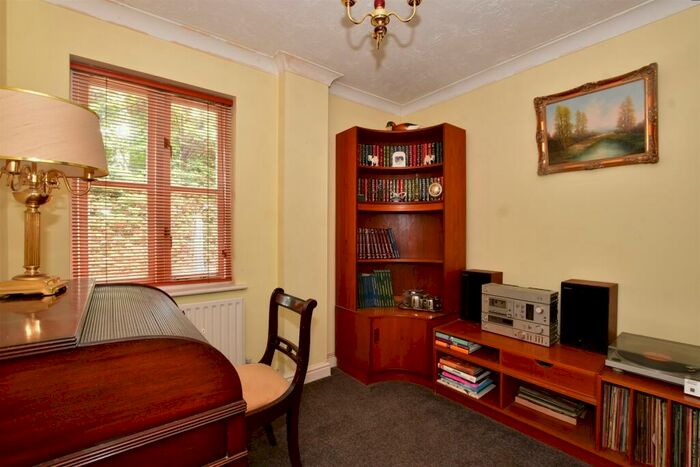4 Bedroom Detached House For Sale In Postmill Close, Croydon, Surrey, CR0