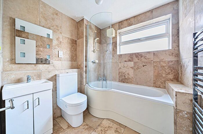 2 Bedroom Flat To Rent In Dyke Drive, Orpington, Kent, BR5