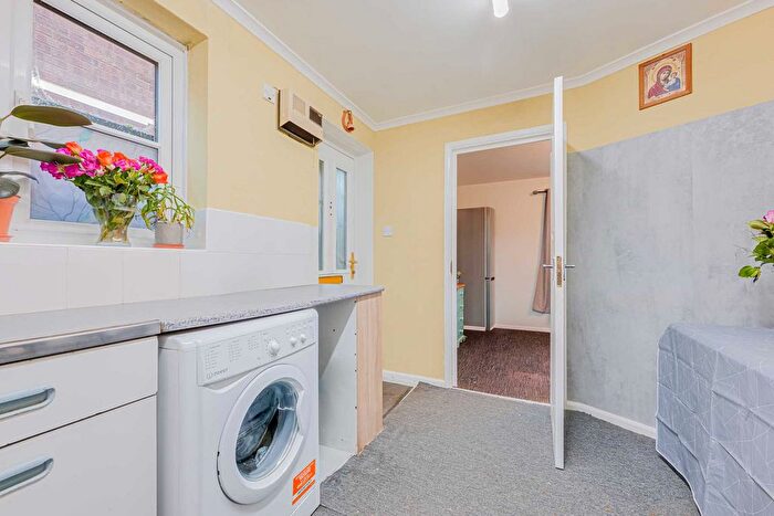 2 Bedroom Flat For Sale In Kent View Road, Basildon, SS16