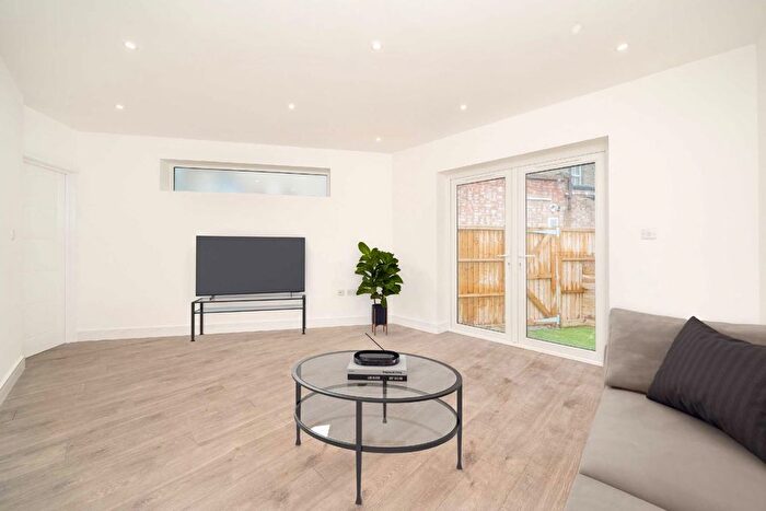 1 Bedroom Flat For Sale In Berrymead Gardens, Acton, W3