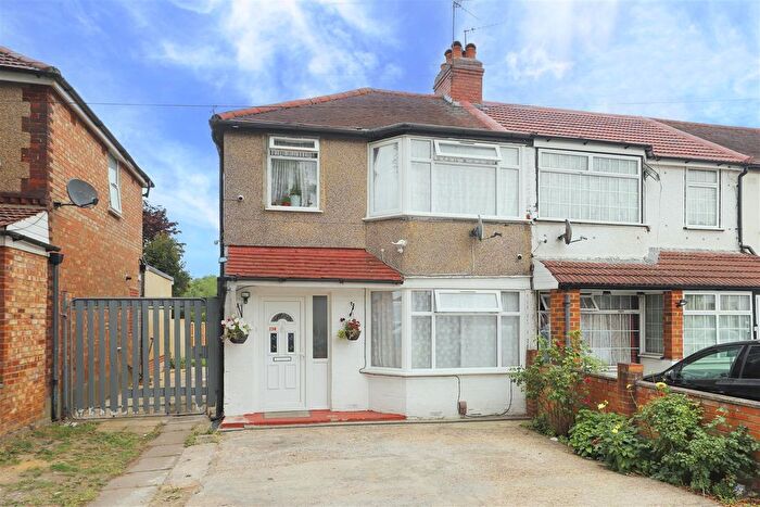 3 Bedroom End Terrace House For Sale In Balmoral Drive, North Hayes, UB4