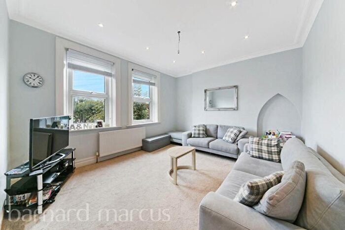 3 Bedroom Flat To Rent In Ballards Lane, London, N12
