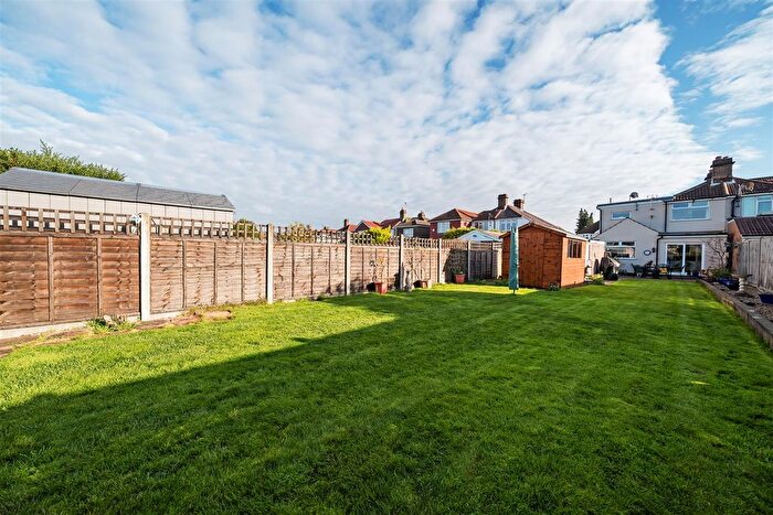 4 Bedroom Semi-detached House For Sale In Devonshire Avenue, Dartford, DA1