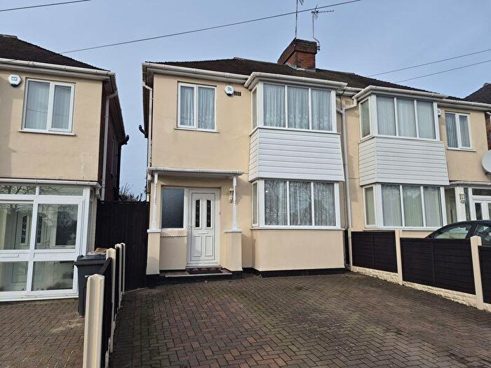 3 Bedroom Semi Detached House For Sale In Kingstanding Road, Kingstanding, Birmingham, B44