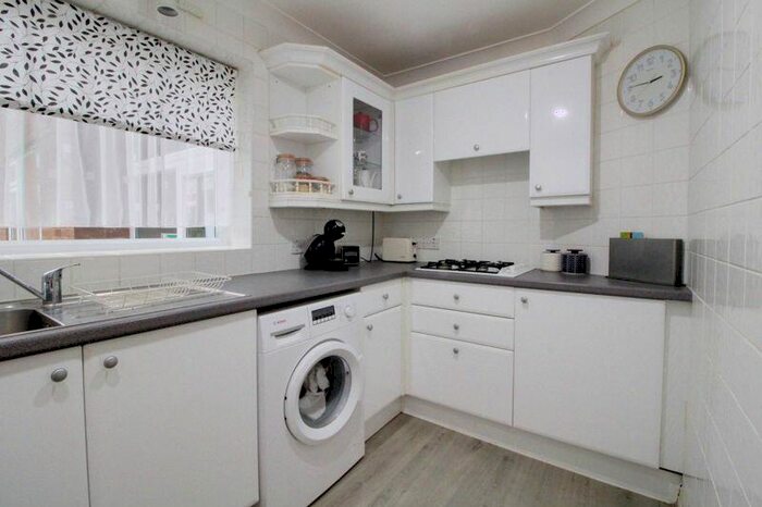 2 Bedroom Flat For Sale In Lambs Close, Cuffley, EN6