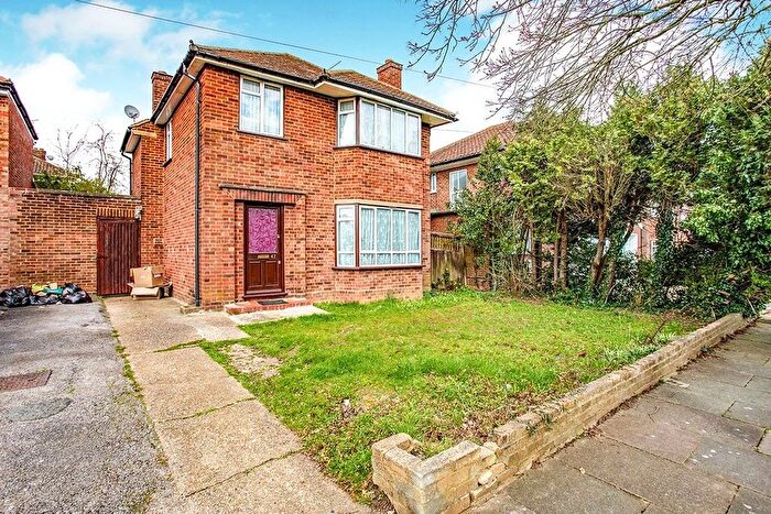 3 Bedroom Flat To Rent In Cedar Drive, Pinner, HA5